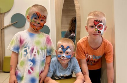 Buntes Kinderschminken in der OptimaMed Kinderreha Wiesing