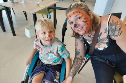 Buntes Kinderschminken im OptimaMed Rehabilitationszentrum für Kinder und Jugendliche Wiesing