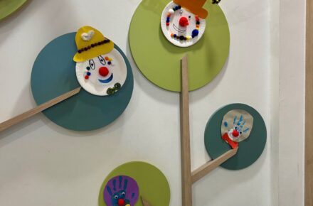 Fröhliche Faschingsstimmung in der Kinderreha Wiesing