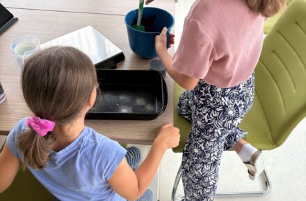 Kinder backen gemeinsam im Rahmen der Rehabilitation in Wiesing