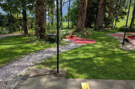 OptimaMed Kinderreha Wiesing: Ausflug zum Minigolfen mit traumhaftem Blick auf den Achensee