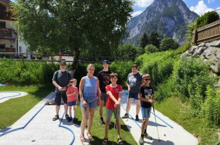 Minigolf-Ausflug von Kindern und Jugendlichen aus Wiesing