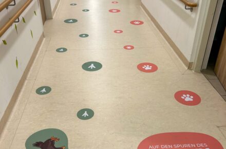 Tierische Fußspuren weisen Kindern und Jugendliche in Wiesing den Weg